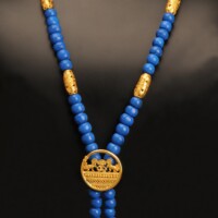 colier-pietre-pictate-tairona-albastru-regal-si-pandantiv-om-inconjurat-de-jaguari-cultura-sinu